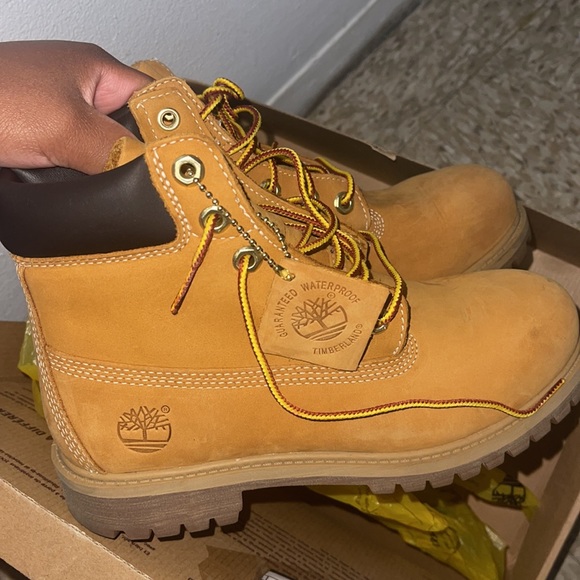 Gently used timberland boots men’s size 4 fits women 6 - Picture 4 of 4